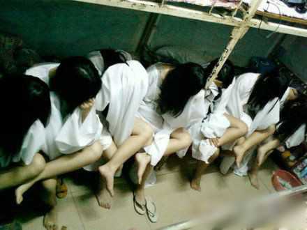 宿舍|大学宿舍为什么一定要抢上铺？学姐含着泪告诉你