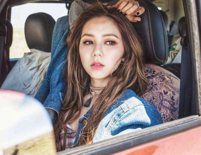 「演唱会」以为自己很红，去国外开演唱会，结果无人看只能每人送40张门票