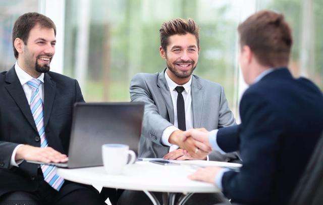 『』面试官:甲是乙速度的2倍,乙到4楼,甲到几楼,答“8楼”被淘汰