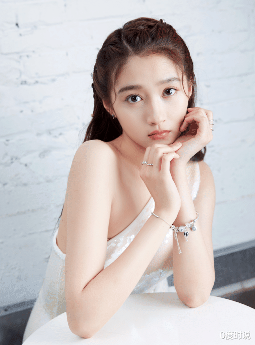 关晓彤|关晓彤剪韩式刘海，配上“卧蚕妆”之后，终于懂了她男友的审美