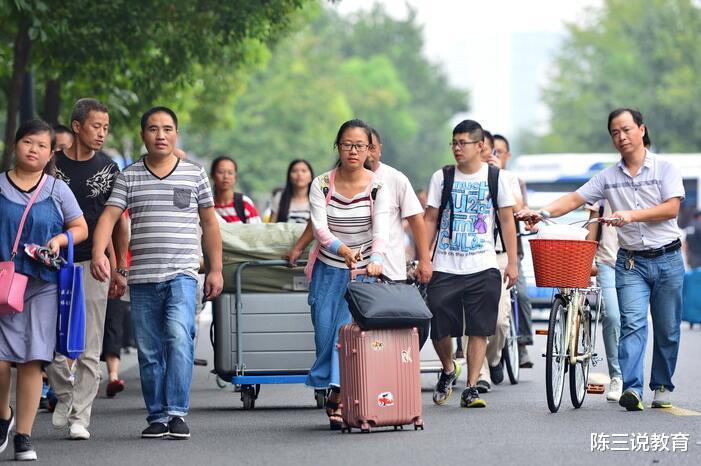 高校|教育部传达两个坏消息，高校新生有苦难言，家长：真上不起学了