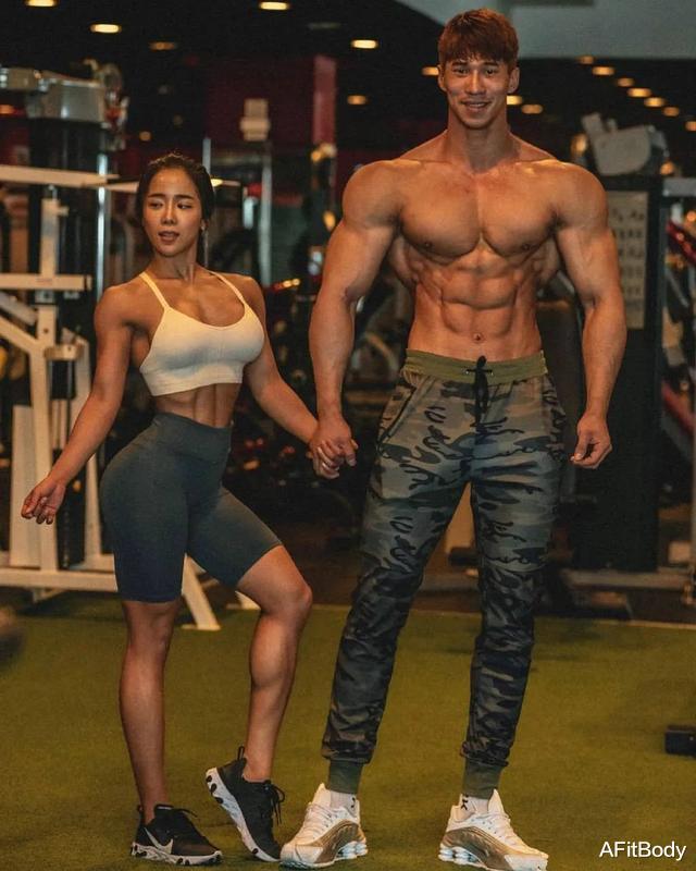 健身：身高190cm的肌肉帅小伙，与女友相差30cm，在健身房大秀甜蜜