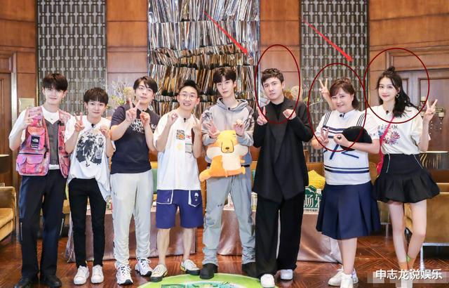 【范丞丞】合影,范丞丞给众人P图,贾玲显瘦不止一半,看了关晓彤笑懵了