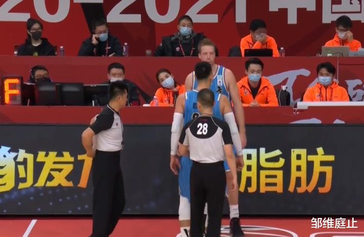 深圳男籃|不滿判罰！解立彬帶著全隊離場放棄比賽，這會遭到聯盟的重罰