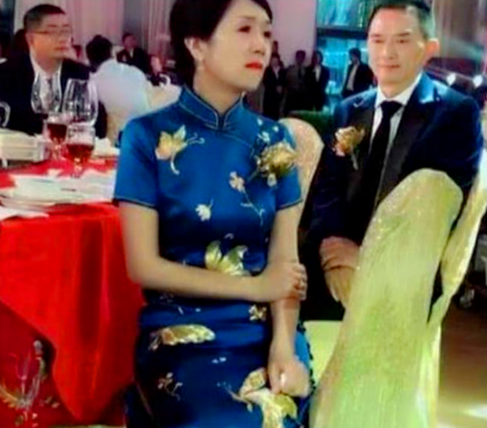 |“最美”丈母娘火了，婚礼上哭得梨花带雨，网友：只顾看丈母娘了