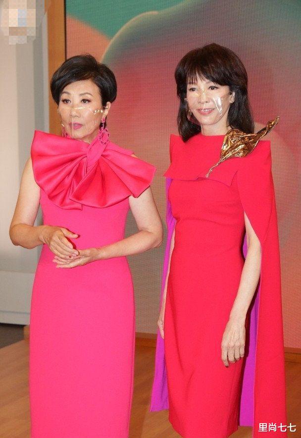 汪明荃|汪明荃同框郑裕玲！73岁自然脸秒杀63岁整容脸，身材一凹凸一扁平