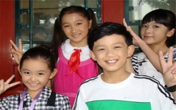 『关晓彤』和关晓彤一起出道四位童星，前三位大红大紫，唯独周星驰看中的她被人遗忘！