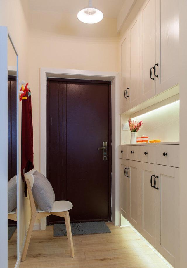 |90平米的温馨小家装修好了，整体色调温馨舒适，入门就被玄关迷住