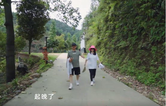 李湘|李湘一家拿减肥当噱头？去农村起太晚错过早饭，坐三轮车毫无形象