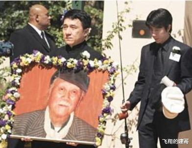 「成龙」2013年，成龙回安徽认祖，在同父异母的穷大哥家只逗留了10多分钟