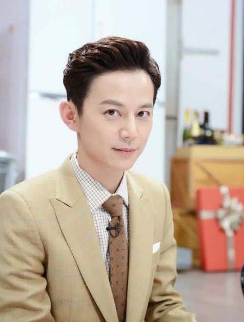 【何炅】何炅捧的“四小天鹅”三只都没消息了，最不起眼的她却红到发紫