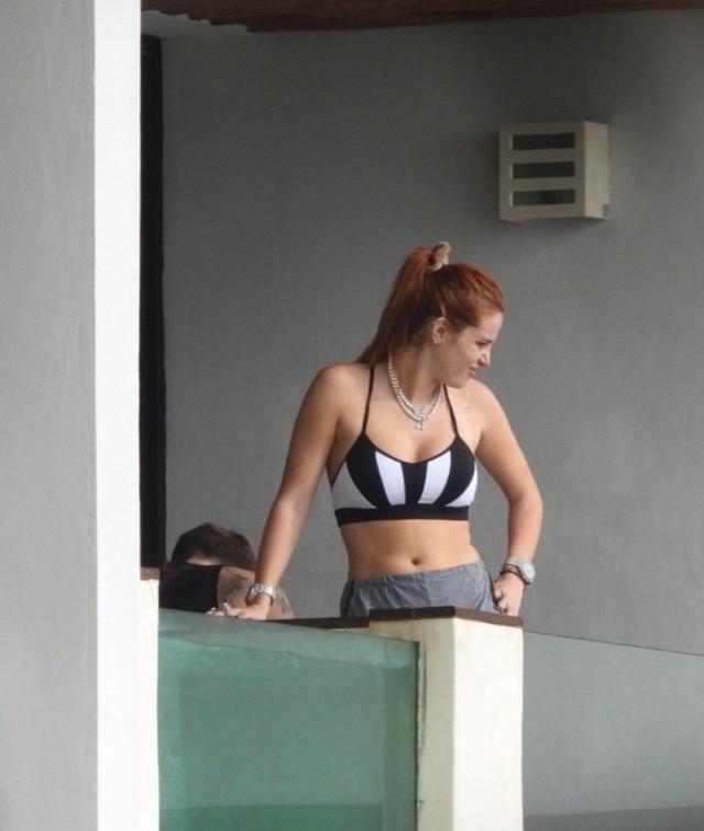 卡洛斯·贝拉|贝拉索恩高扎马尾辫和男友在海边健身，很有活力健美风情，好美