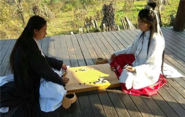 小志的历史观点|男子隐居海拔千米深山8年，与女弟子结婚生娃，如今生活成啥样？