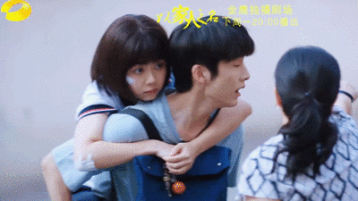 谭松韵|看到谭松韵，不得不感叹：只要脸长得小，永远都能当妹妹