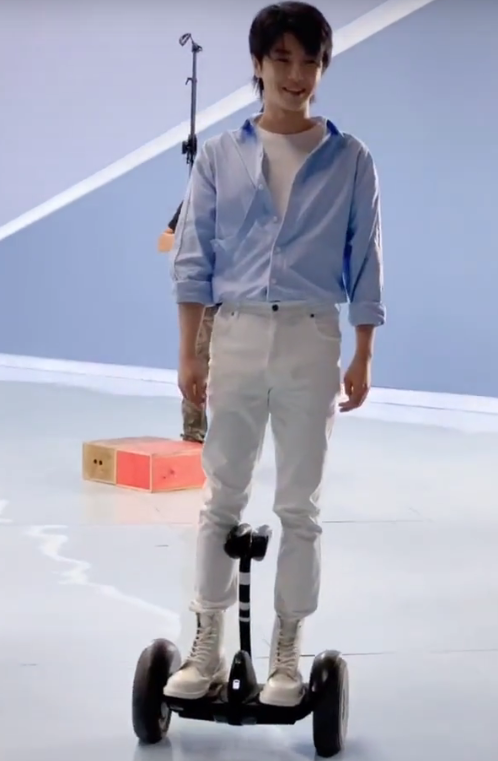 「华晨宇」华晨宇自称身高172厘米，当他站上平衡车那一刻，这腿长怎么解释？
