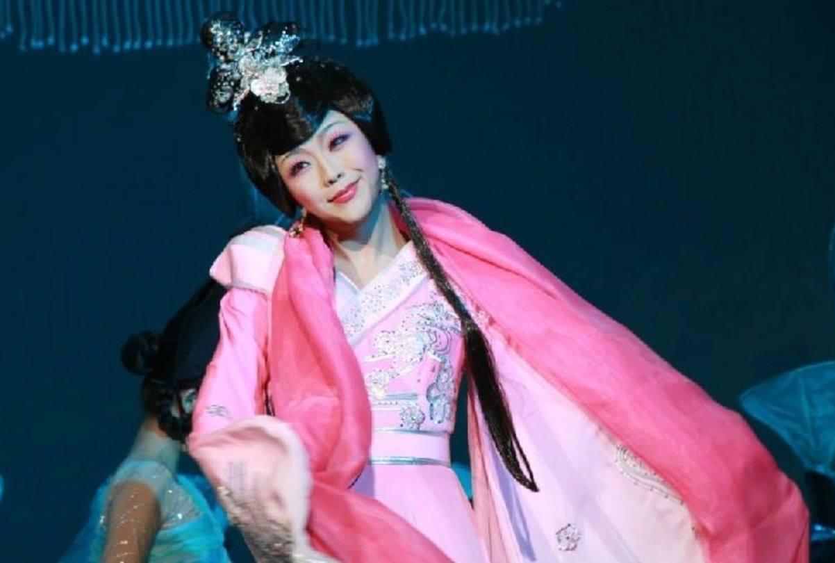 『李玉刚』李玉刚有多渣，走红之后抛弃妻子，如今二婚成为外国人高官女婿