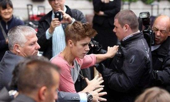 贾斯汀·比伯|他是乐坛的奇迹,天王MJ的接班人,却在两年间一切都荡然无存