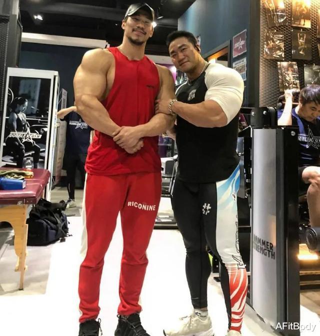 健身：身高190cm的肌肉帅小伙，与女友相差30cm，在健身房大秀甜蜜