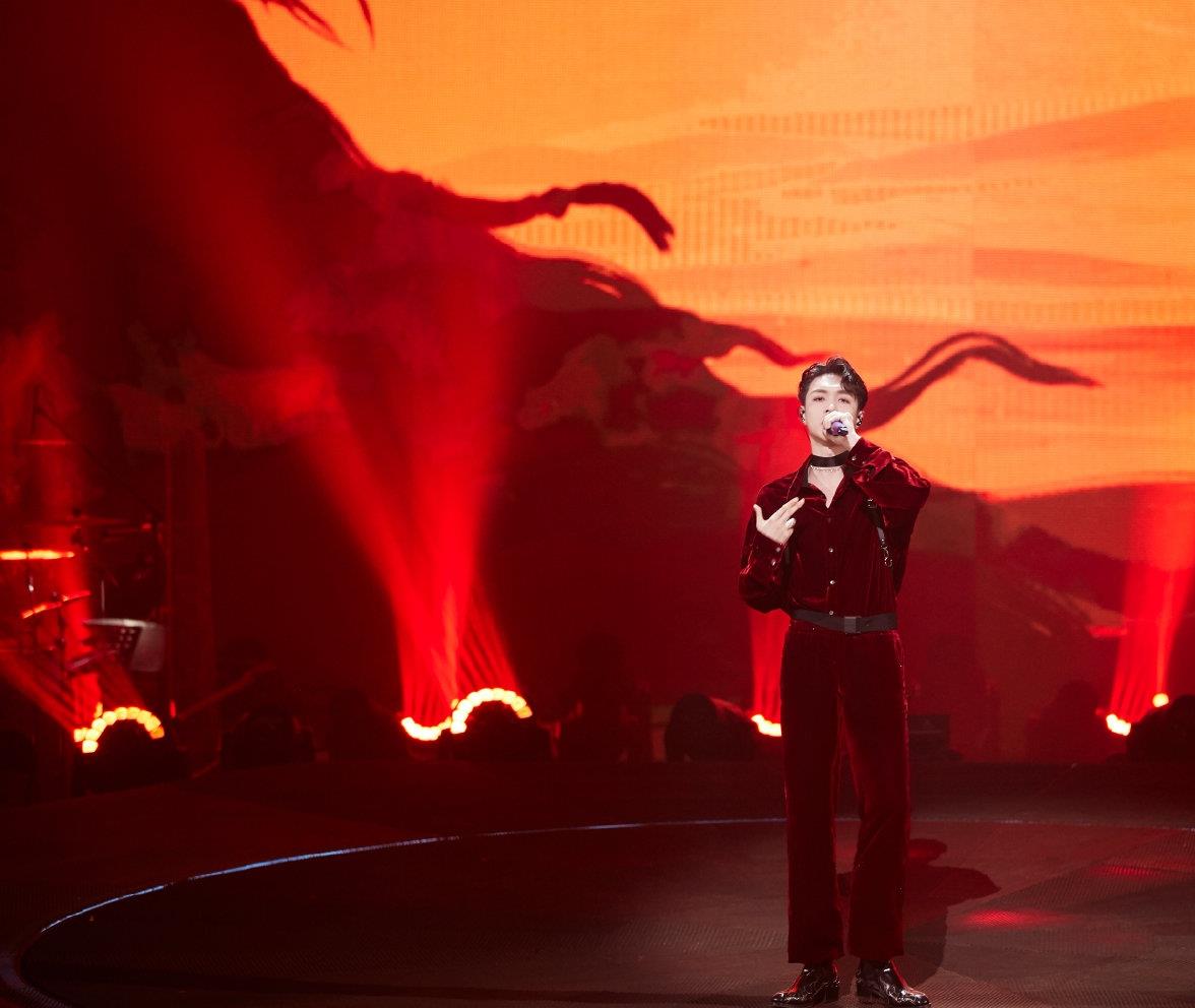 #张艺兴#“唱作人”张艺兴携新歌亮相舞台,红丝绒套装复古浪漫,气场全开