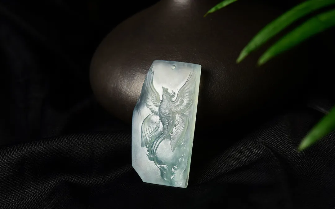 翡翠:一块冰种飘雪花棉的翡翠片料,定制神鸟题材,却蕴含了重要意义!