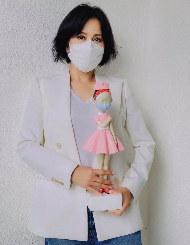 刘嘉玲▲刘嘉玲晒近照,穿波点连衣裙搭配西装外套,大气造型展现复古美