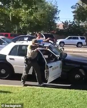 特朗普|美国黑人男孩遭袭击，警察赶到却持步枪瞄准男孩，逼其下跪戴手铐