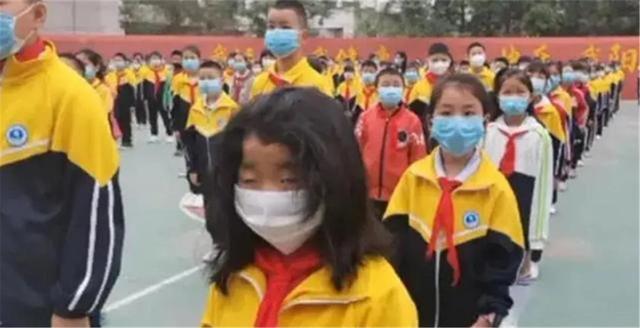 发型：小姑娘“桀骜不驯”发型火了，只因熬夜写作业，网友：不愧是神兽