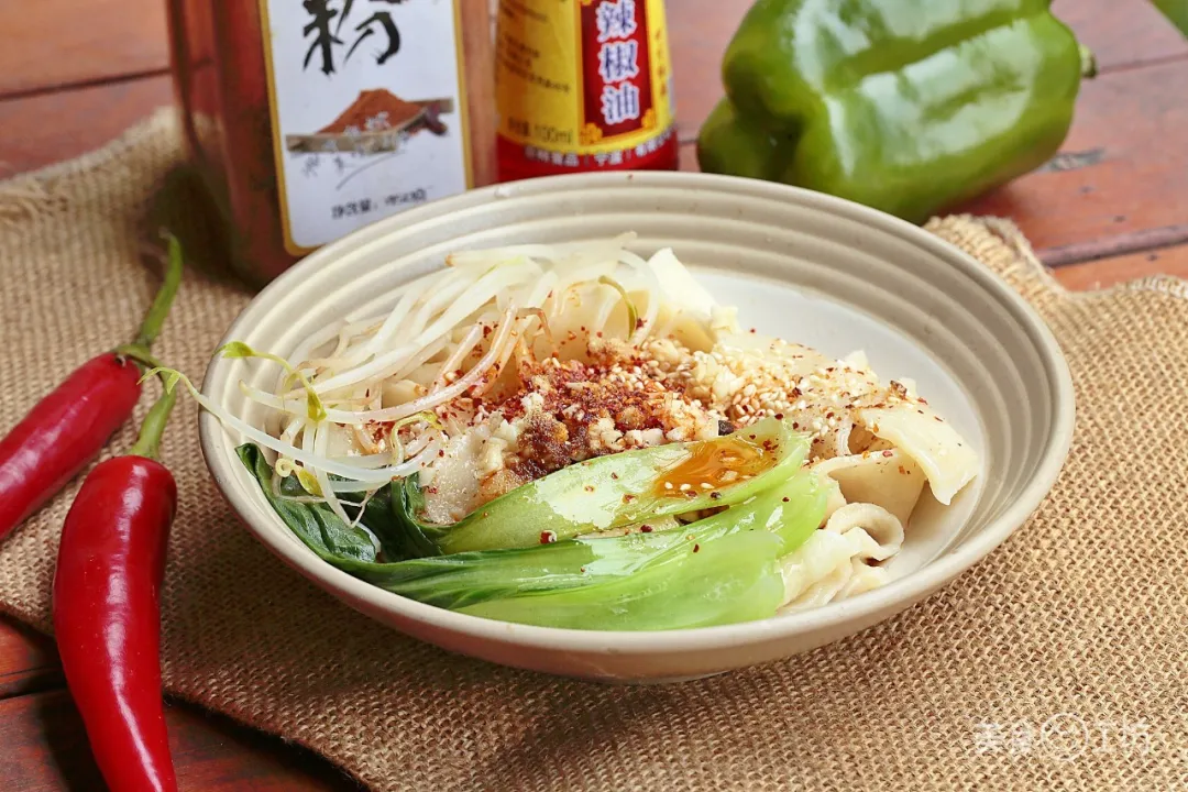 「面条」油泼面好吃有诀窍，掌握这4步，香辣过瘾，嚼劲十足