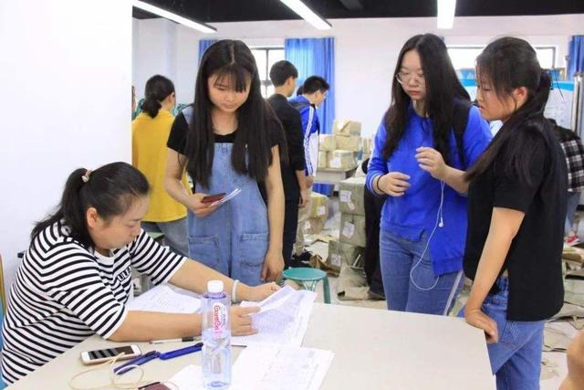 ▲2020年高考将至，大一新生进校要用多少钱？家长：太贵了吧！