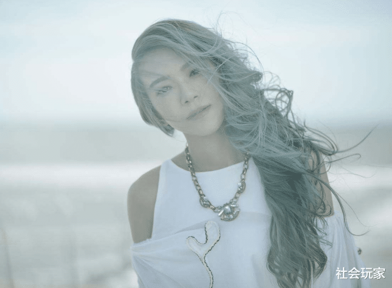 华语乐坛|华语乐坛的损失，她的歌曾红得发紫，声音难辨雌雄，现成街头歌手