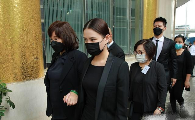何猷君|论抢镜：赌王葬礼何猷君不仅穿增高鞋，连8个月大儿子口罩都摘了