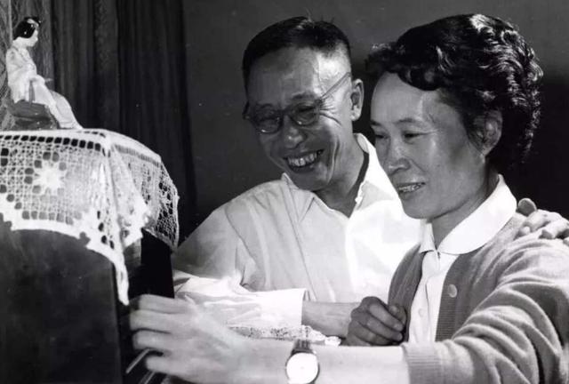 溥仪|溥仪有5个老婆,为什么没留下子嗣,看看小时候宫女们对他做了啥