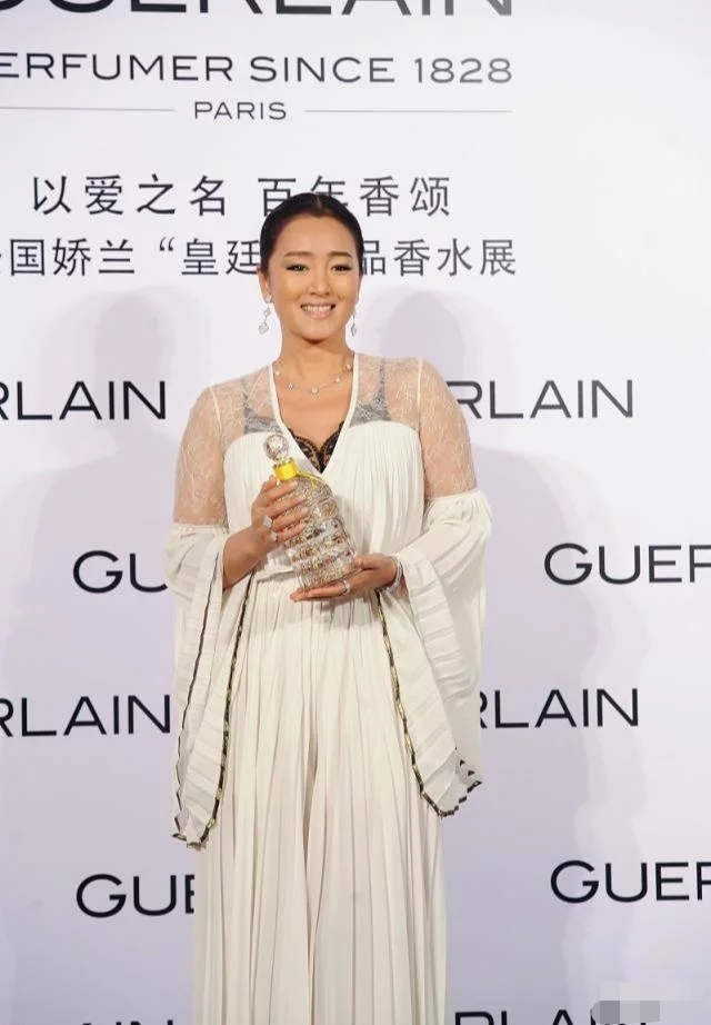 「巩俐」巩俐真是“大号水蜜桃”，宽松白裙好丰满，拼接蕾丝显壮硕
