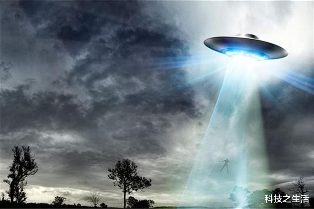 外星人|外星人出现了？美国上空出现“雪茄状”UFO，就在私人飞机旁边！