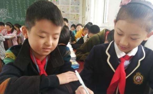 |为何学生都穿着校服，老师还能知道其“家境”如何？3点掩盖不住