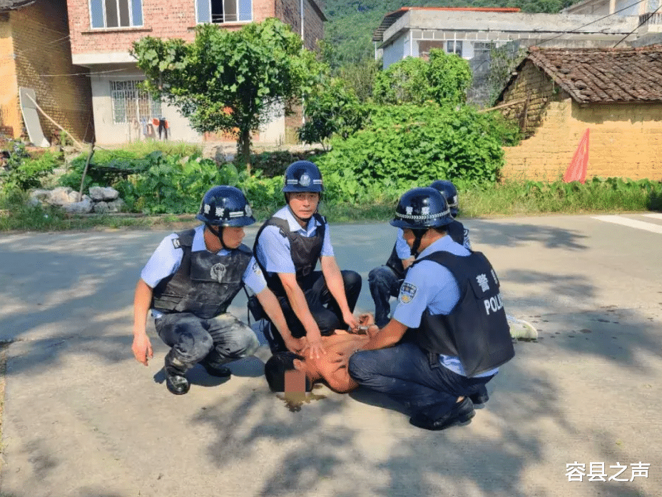 容县之声|广西一男子在前妻家身上浇汽油、手握打火机，救援现场惊心！