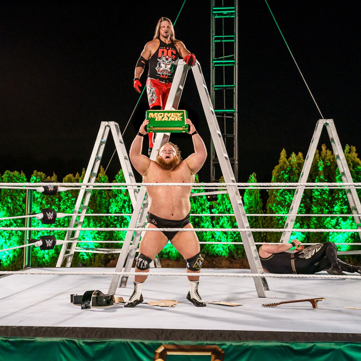 「wwe」WWE明日女皇再获冠军挑战权，他连铁梯都爬不上去却拿下了合约包