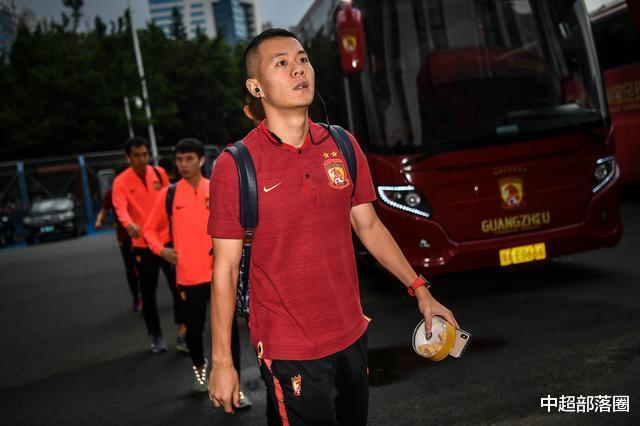 『广州恒大』郑智之后，恒大场上队长曝光，力压艾克森张琳芃，球迷：实至名归