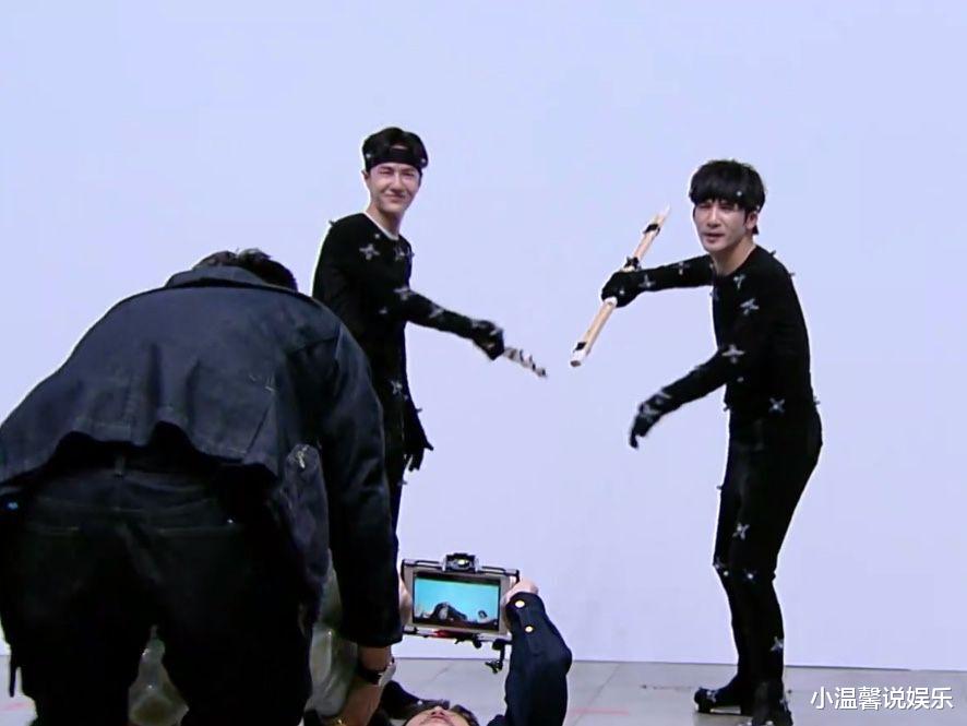 王一博|王一博化身“动漫人物”,穿紧身衣大秀好身材