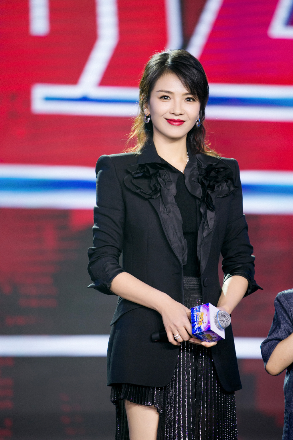 穿衣搭配▲41岁的刘涛剪掉长发，变锁骨短发搭配西服和牛仔裤，时髦减龄