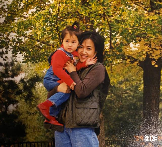 关晓彤：关晓彤晒儿时与妈妈合照，希望妈妈不会变老，母女俩颜值爆表