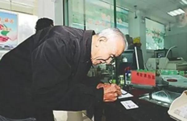 「」62年前，老农在银行存了77元，2020年后取现，连本带利能拿到多少