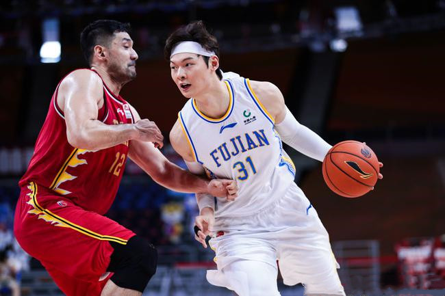 [韩德君]减肥有多重要？CBA复赛后这三人打疯了，瘦下来的韩德君堪称野兽