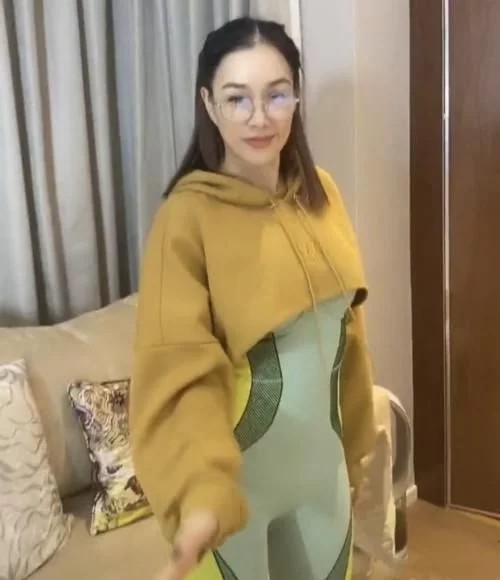 钟丽缇|50岁钟丽缇身穿连体泳衣秀“多肉腰”,看上去夸张,但是太让人羡慕