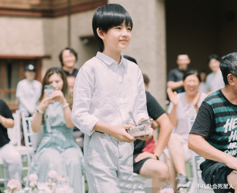 曹颖|星二代顶级颜值大赏：曹颖儿子人帅歌好能出道，胡静儿子长相洋气