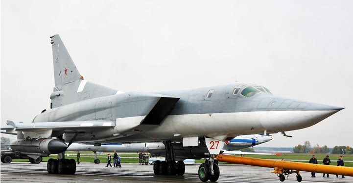 歼-8▲歼-8G“双2.5”指标：执行2.5万米高度巡航，轻松拦截图22轰炸机