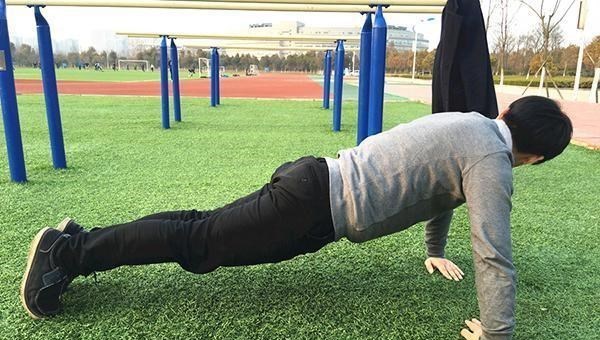 俯卧撑|医生：男性做俯卧撑，如果一口气能达到此数，说明身体素质不错