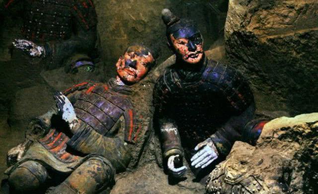 显微镜@显微镜下的兵马俑，开出白色“花朵”，专家：应永久禁止发掘秦陵