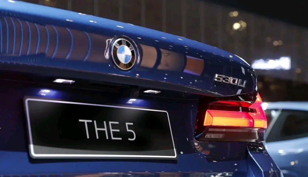 奔驰E级|2021款宝马5系正式上市，预售价曝光，网友：这价格是真的香
