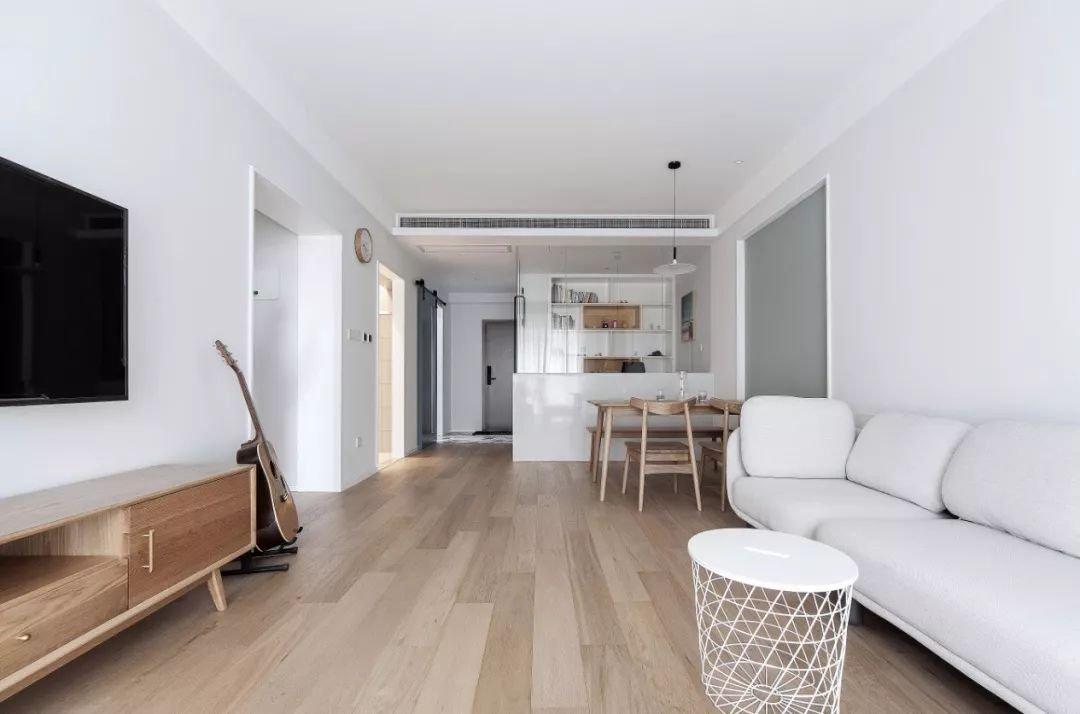 |越来越多人客厅不装吊顶了，现在流行这样装，省钱又大气